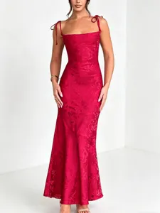 Élégante robe longue en satin rouge avec coupe sirène cintrée et fines bretelles ravissantes.