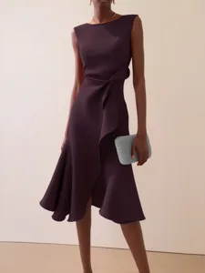 Dunkellila ärmelloses Midi-Kleid Detail mit elegant drapierter Taille und asymmetrischem Saum.