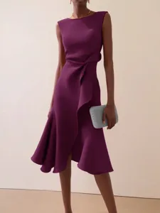 Elegantes, violettes ärmelloses Midikleid mit schmaler Passform und stilvollem Rüschensaum.