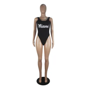 Schwarzer Badeanzug im One-Piece-Design mit weißem Miami-Buchstaben-Print und hohem Beinausschnitt.