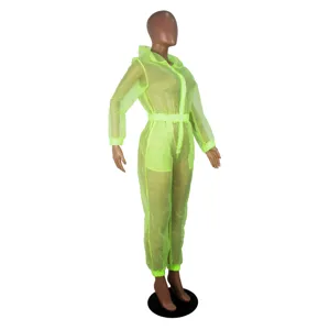 Neon-gelber Mesh-Kapuzenjumpsuit Detail mit Frontreißverschluss und sehr leichtem Stoff.