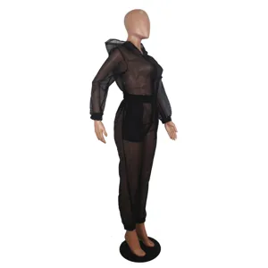 Detailansicht des sexy transparenten schwarzen Netz-Kapuzenoveralls mit langem Arm und leichtem Stoff.