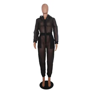 Schwarzer, halbdurchsichtiger Netz-Kapuzenjumpsuit im Detail, sexy Streetwear Clubwear.