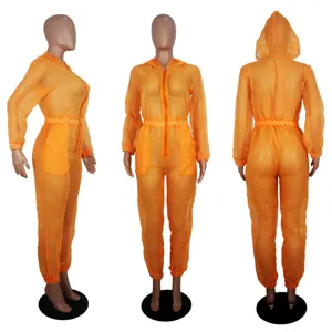 Orangefarbener, transparenter Netz-Kapuzenjumpsuit mit Frontreißverschluss und Bündchen.