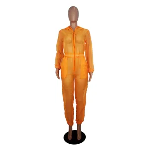 Detailansicht des orangen Mesh-Kapuzenoveralls, transparenter Stoff, Reißverschluss, Bündchen.