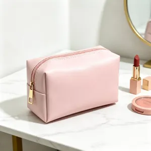 Close-up van de roze PU lederen cosmetische tas rits detail, waterdichte reismake-up etui.