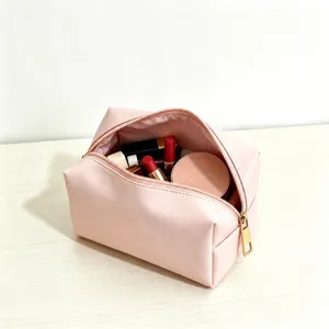 Grote roze PU make-up tas, waterdichte draagbare reis cosmetische etui organizer details.