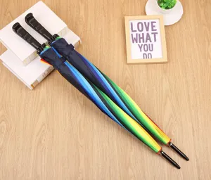 Ombrello lungo arcobaleno creativo 16K con pannelli colorati vivaci e comoda maniglia nera.