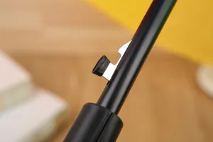 Primo piano dei dettagli dell'ombrello con asta in metallo e meccanismo robusto.