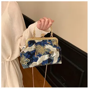 Dettaglio del ricamo a gru su borsa a conchiglia vintage per Hanfu o Cheongsam elegante