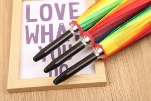 Ombrello lungo colorato 16K ombrello dritto arcobaleno con pannelli multicolore vivaci.