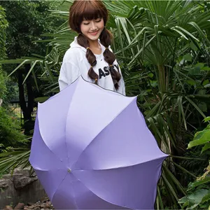 Parapluie pliant imperméable avec protection solaire et auvent violet clair pour extérieur.