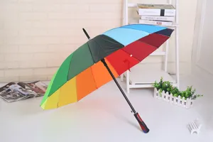 Ombrello arcobaleno lungo 16K colorato con pannelli multicolore vivaci per uso quotidiano.