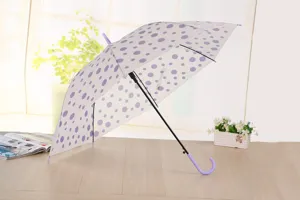 Διαφανής μακριά ομπρέλα με μοβ βούλες, αδιάβροχη λεπτομέρεια θόλου καθαρού σχεδιασμού.