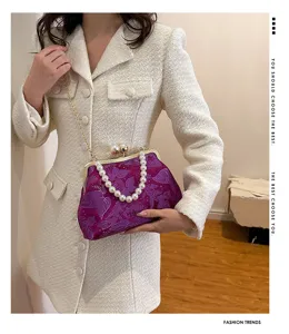 Detailansicht der lila chinesisch bestickten Handtasche mit elegantem Perlengriff