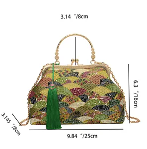 Vista dettagliata delle dimensioni di una borsa cinese vintage in tessuto con catena
