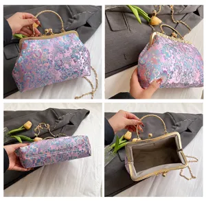 Dettagli di una pochette cinese vintage con stampa floreale e chiusura a scatto oro.