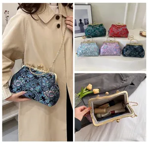 Elegante borsa stile cinese con stampa floreale e chiusura vintage a scatto in oro.