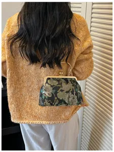 Elegante pochette a conchiglia ricamata in stile cinese con manico dorato e fiori.