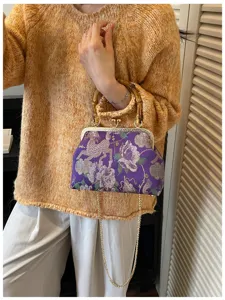 Elegante borsa a conchiglia ricamata viola con manico tradizionale in bambù e catena d'oro