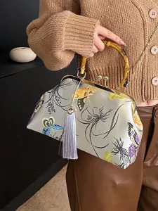 Elegante bolso de mano qipao de satén plateado con bordado de mariposas y asa de bambú