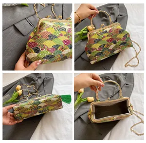Dettagli borsa a mano vintage in tessuto con motivo a onde cinesi e chiusura dorata