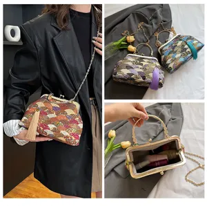 Borsa a mano vintage in tessuto stile cinese con motivo a onde e chiusura kiss-lock.