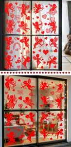 Detailansicht der roten Amor- und Herz-Fensteraufkleber an einer Glastür angebracht