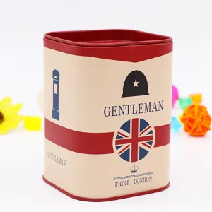 Detalle de la caja de metal cuadrada de estilo británico con estampados de caballero y bandera.