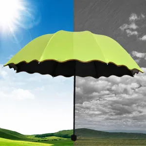 Parapluie pliant compact avec protection UV et revêtement noir imperméable pour tous les temps.