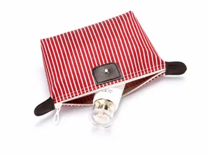 Trousse de maquillage rayée rouge et blanche avec fermeture éclair et bouton élégant.