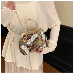 Dettaglio borsa a conchiglia stile cinese con elegante ricamo gru e catena dorata