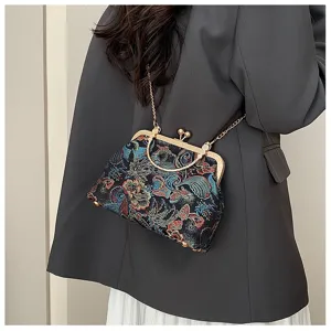 Borsa a conchiglia ricamata vintage con tracolla a catena e chiusura a bacio su modella