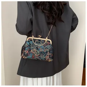 Elegante borsa a conchiglia ricamata a fiori vintage con catena d'oro su cappotto