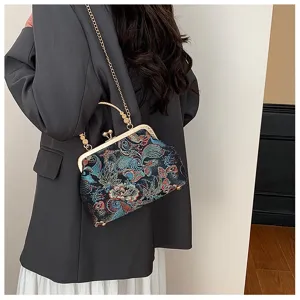 Dettaglio della borsa vintage ricamata a fiori con telaio in metallo e catena