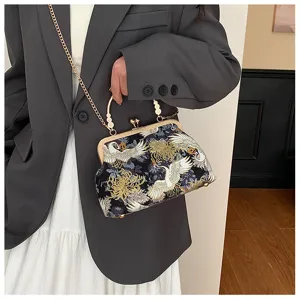 Elegante borsa a conchiglia ricamata vintage con motivo gru e chiusura a clip