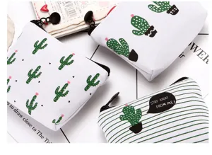 Dettaglio del portamonete in tela con motivo cactus e chiusura a cerniera graziosa.