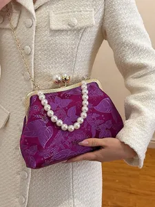 Elegante lila Handtasche im chinesischen Stil mit Perlengriff und goldener Kette.