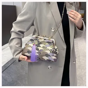 Borsa vintage cinese in tessuto con chiusura a scatto, nappa viola e catena d'oro