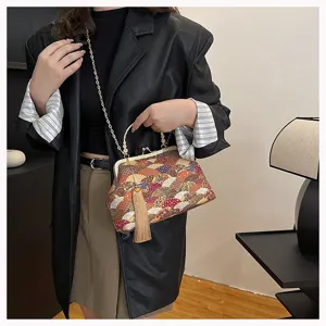 Dettaglio della borsa in tessuto vintage in stile cinese con motivo a onde e chiusura