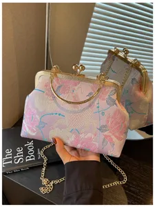 Primo piano dell'elegante ricamo cinese rosa su una borsa da sera a forma di conchiglia
