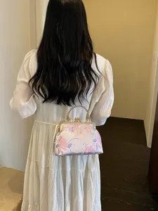 Elegante borsa stile cinese con ricamo floreale e catena di metallo dorato.