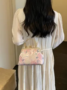 Elegante borsa da sera ricamata a fiori con chiusura a scatto dorata e tracolla a catena