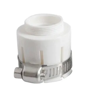 Veelzijdige kraanadapter met metalen klem voor waterreiniger en spatwaterdichte kop.