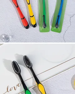 Vue détaillée de brosses à dents pour adultes à poils noirs souples et manches colorés ergonomiques.
