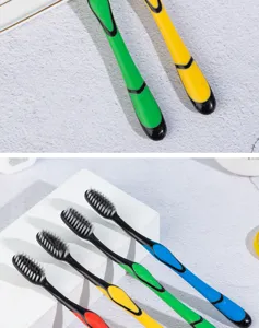 Detail de brosse a dents au charbon de bambou avec poils noirs souples et manches colores.