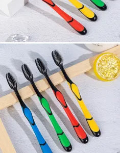 Vue détaillée de brosse à dents à poils souples au charbon de bambou, poignées colorées.