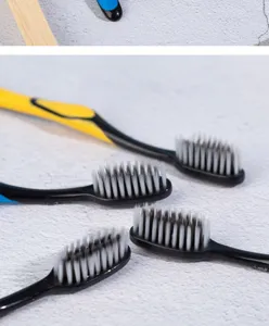 Vue détaillée de brosses à dents à charbon de bambou à poils souples pour adultes.