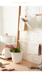 Basurero de cocina montado en la pared blanco con diseño festoneado, práctico contenedor colgante.