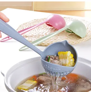 Vue detaillee de la louche a soupe en plastique de paille de blé avec trous de drainage.